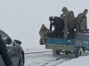 Siirt’te Karda Mahsur Kalan Araç Patpat Yardımıyla Çıkartıldı