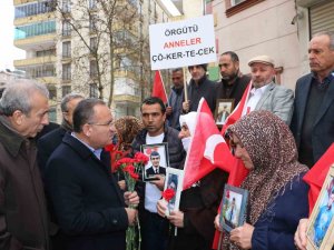Bakan Bozdağ, Diyarbakır Annelerini Ziyaret Etti: "Çocukların Hakkını Kim Arıyorsa Biz Onlarla Beraberiz"
