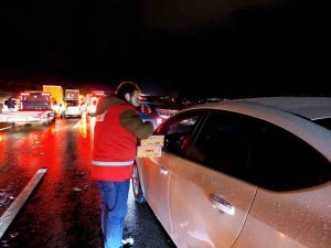 Kızılay Yolda Mahsur Kalan Vatandaşların Yardımına Yetişti
