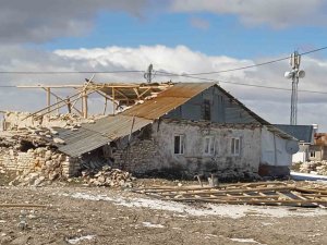 Malatya’da Fırtına Evlerin Çatısını Uçurdu