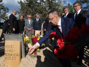 Cumhurbaşkanı Yardımcısı Oktay, Kktc’de Depremde Ölen Öğrencilerin Mezarını Ziyaret Etti