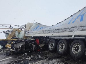 Ağrı’da Tırlar Kafa Kafaya Çarpıştı: 2 Yaralı
