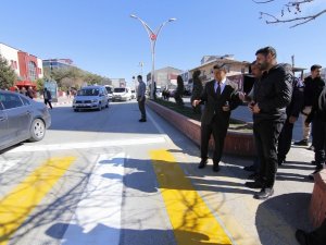 Erciş Belediyesi Yaya Geçidi, Duraklar Ve Kasislerde Boyama Çalışmaları Yaptı