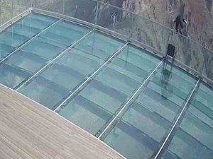 243 Metre Yükseklikten Kendini Kayalıklara Bıraktı, O Anlar Kameraya Yansıdı