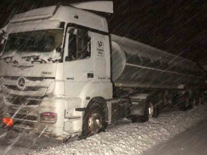 Kars’ta Tırlar Tipi Nedeniyle Yolda Mahsur Kaldı