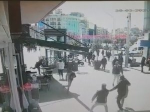 Taksim Meydanı’nda Turist Kadına Kapkaç Kamerada: Çay Bardağı Fırlatıp Çelme Taktılar