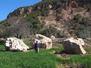 Depremin Dehşet Veren Görüntüsü: Tarım Arazilerine Tonlarca Ağırlığında Kaya Yağdı