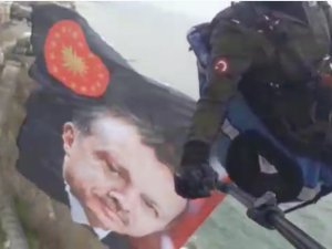 Yamaç Paraşütçüsü Cumhurbaşkanı Erdoğan Sevgisini Gökyüzüne Taşıdı