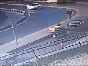 İ̇stanbul’da Lüks Araçla ’Navigasyon’ Kazası Kamerada: Kuryeye 300 Euro Verip Kaçtılar