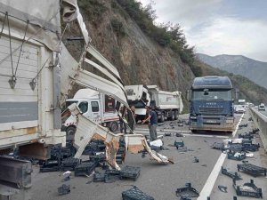 D-650’de Kamyon Tıra Arkadan Çaptı, Meyve Kasaları Yola Savruldu