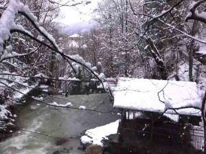 Karla Kaplı Şelale Kartpostallık Görüntüler Oluşturdu