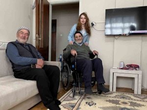Depremde Ayağı Sakatlanan İ̇smail Çürük’e Tekerlekli Sandalye Yardımı