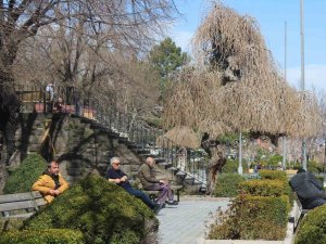 Sıcak Ve Güneşli Havayı Görenler Kendilerini Sokağa Attı