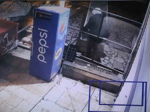 Önce Tabelanın İpini Çözdüler, 5 Dakika Sonra Hırsızlık Yaptılar