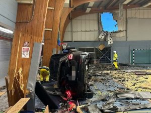Dönel Kavşağa Çarpan Otomobil, 5 Metre Havalanarak Spor Salonuna Girdi