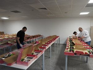 Ümraniye Belediyesi İhtiyaç Sahibi 7 Bin Aileye İftariyelik Dağıtıyor