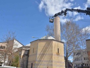 Türkiye’nin Türbeye Açılan Mihraplı Tek Camisinin Minaresi Söküldü