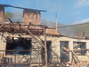 Uykuda Yangına Yakalandı, İkinci Kattan Atlayarak Canını Kurtardı