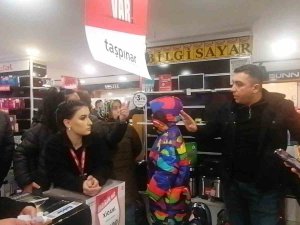Başkentte Yüzde 50 İndirim Yapan Mağazada Vatandaşlar İle Çalışanlar Birbirine Girdi
