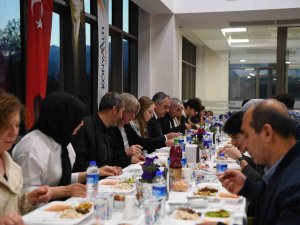 Esen Depremzedelerle İftarda Buluştu