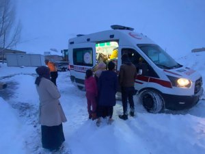 Van’da Köyde Kardan Mahsur Kalan Hamile Kadın Hastaneye Ulaştırıldı