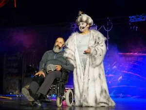 Başrol Oyuncusu Rahatsızlanınca Yerine Yönetmen Sahneye Çıktı