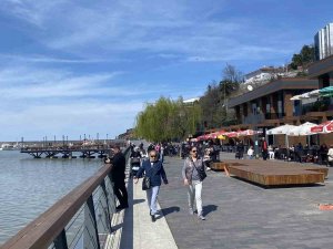 Zonguldak’ta Sıcak Havayı Gören Sahile Koştu