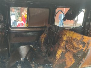 Park Halindeki Minibüs Alev Alev Yandı