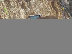 Heyelan Köy Yolunu Ulaşıma Kapattı