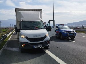 Bursa’da Çekici Emniyet Şeridinde Kamyonete Arkadan Çarptı: 2 Yaralı
