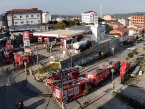 Sultanbeyli’de Akaryakıt İstasyonunda Gaz Tankeri Alev Alev Yandı