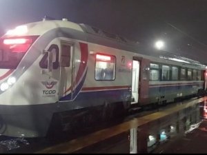 Yüksek Gerilim Hattı Demiryoluna Düştü, Tren Seferi 1 Saat Durdu