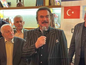 Orhan Gencebay Yeni Şarkısının Sözlerini İlk Kez Açıkladı: "Aşığınım Dünya Duysun"