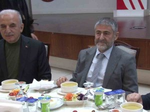 Bakan Nebati, Ümraniye’de Depremzedelerle İftar Yaptı