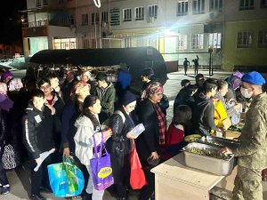 Mehmetçikten Deprem Bölgesinde Sahur Yapan Vatandaşlara Kahvaltılık İkramı