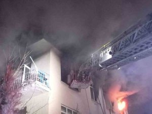 Alevlerin Sardığı Ev Kullanılamaz Hale Geldi