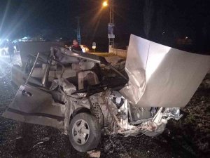 Elazığ’da Römorka Çarpan Otomobil Hurdaya Döndü: 2 Yaralı