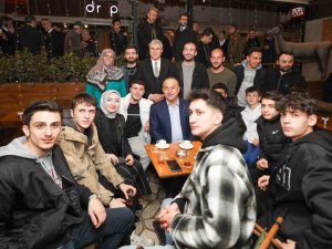 Bakan Çavuşoğlu, Depremzedelerle Gençlerle Sahur Yaptı