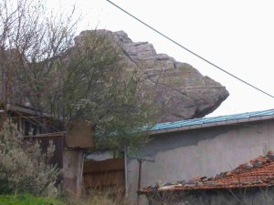 Maltepe’de Dev Kaya Kabusu, Parça Parça Düşüyor