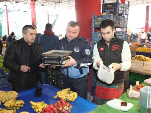Bayraklı’da Zabıtadan Pazar Yerlerinde Tartı Denetimi