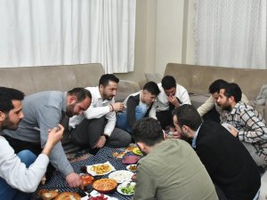 Gençlerle Önce Sohbet Etti Sonra Mutafa Girdi