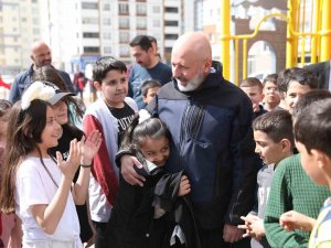 Başkan Çolakbayrakdar’ın Çocuk Sevgisi