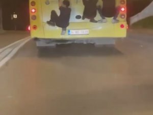 İ̇stanbul’da İ̇ett Otobüsünün Arkasında ’Örümcek Adam’ Yolculuğu Kamerada