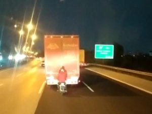 Otobanda Motosiklet Sürücüsünün Tehlikeli Yolculuğu