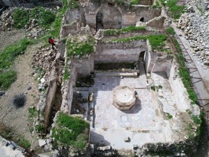 Deprem, Tarihi Hamamın Kubbe Pencerelerini Ortaya Çıkardı