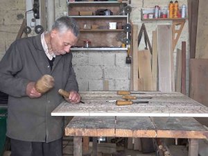 "Yiğit Düştüğü Yerden Kalkar" Dedi, İşinin Başına Geçti: Selçuklu Ve Osmanlı Motiflerini Ahşaba İşliyor