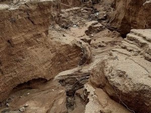 Elazığ’da Aşırı Yağışlar Sonrası Köy Yolu Yarıldı