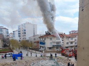 Elazığ’da Çatı Yangını, Büyümeden Söndürüldü