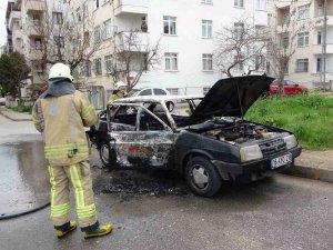 Kartal’da Park Halindeki Araç Alevlere Teslim Oldu
