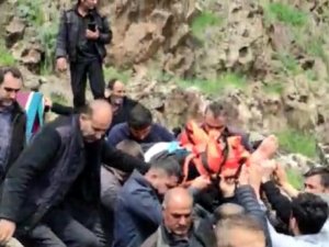 Diyarbakır’da Kayalıklardan Düşen Vatandaş Helikopter Ambulans İle Araziden Alındı